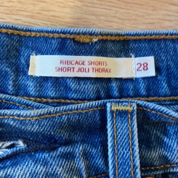 Levi’s Ribcage Shorts - Picture 2 of 3